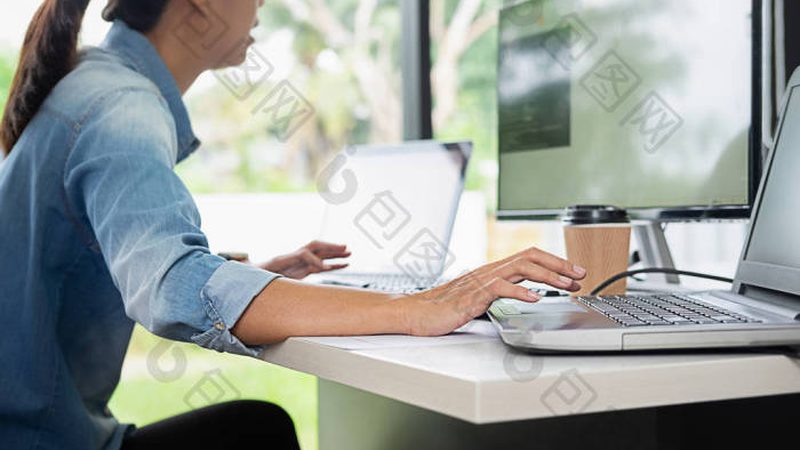 选择软件开发公司时，要关注其技术实力。可以从以下几个方面进行考察：